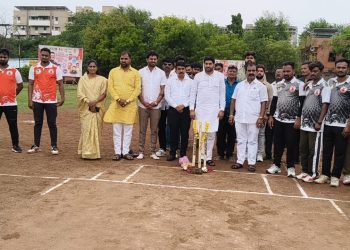 मुख्यमंत्री देवेंद्र फडणवीस यांच्या वाढदिवसानिमित्त ‘भाऊ चषक’ क्रिकेट स्पर्धेला दणक्यात प्रारंभ