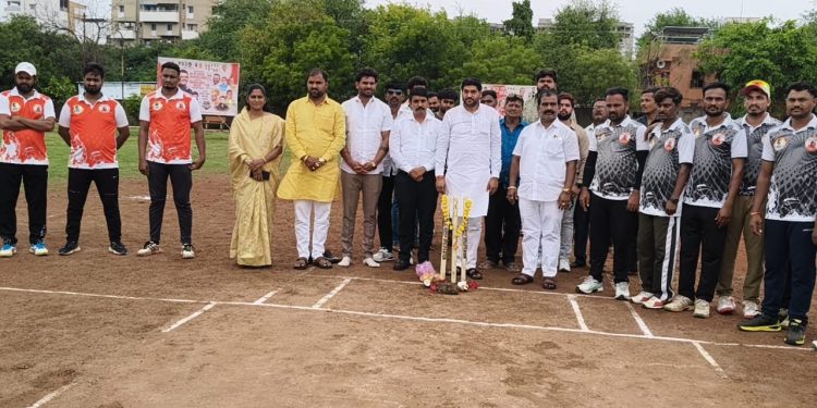 मुख्यमंत्री देवेंद्र फडणवीस यांच्या वाढदिवसानिमित्त ‘भाऊ चषक’ क्रिकेट स्पर्धेला दणक्यात प्रारंभ