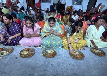व्हीआयपी प्रोटोकॉल बाजूला ठेवत सुनेत्रा पवार वारकऱ्यांच्या पंगतीत
