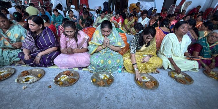 व्हीआयपी प्रोटोकॉल बाजूला ठेवत सुनेत्रा पवार वारकऱ्यांच्या पंगतीत
