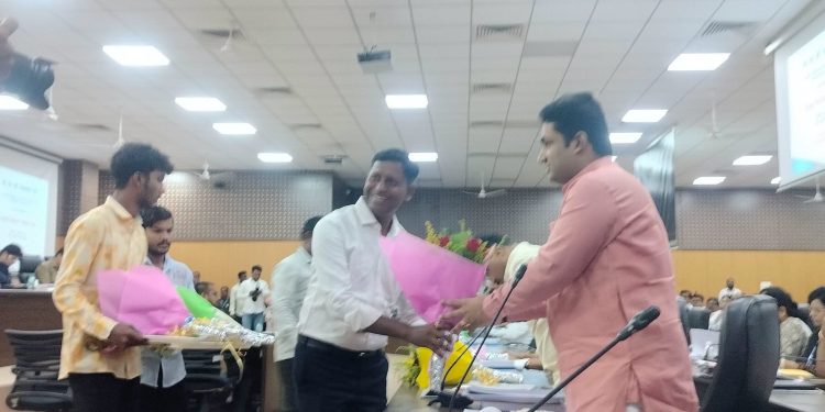 जिल्हा नियोजन समितीत कोठेंचा मुद्दा ; झोपडपट्टीतील वीजतारांवर कोठेंचे लक्षवेध