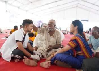 वारकऱ्यांच्या सेवेत ‘चरणसेवा’; ४.९६ लाख भाविकांना दिलासा