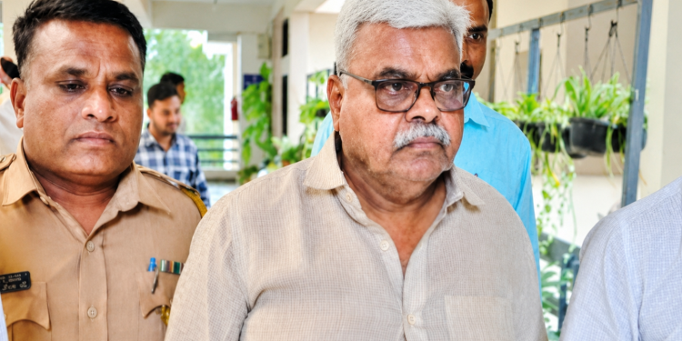 शालार्थ घोटाळाप्रकरणी शिक्षणसम्राट संजय गरुडला सोलापुरातून ठोकल्या बेड्या..
