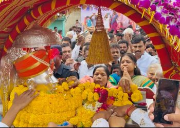 संतश्रेष्ठ श्री गजानन महाराजांच्या चरणी खासदार डॉ. ज्योती वाघमारे यांचे राज्याच्या सुख-समृद्धीसाठी साकडे
