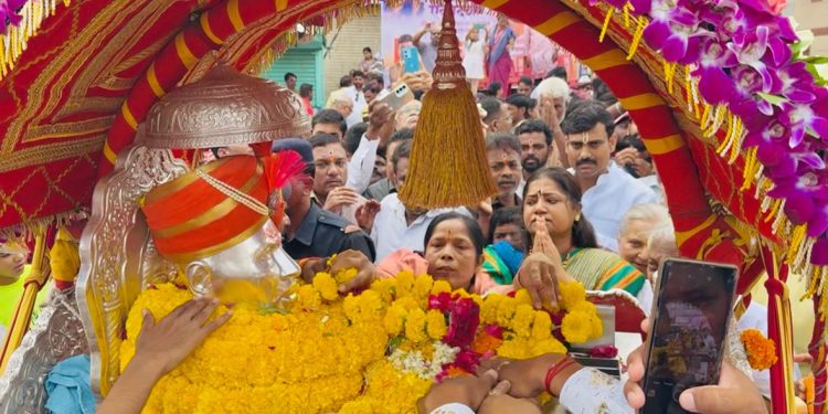 संतश्रेष्ठ श्री गजानन महाराजांच्या चरणी खासदार डॉ. ज्योती वाघमारे यांचे राज्याच्या सुख-समृद्धीसाठी साकडे