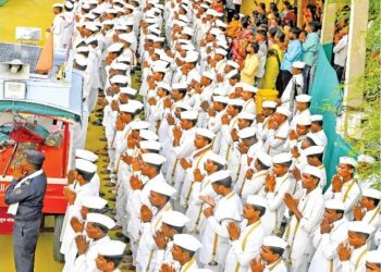 शेगावीच्या राणाचे उळेगावात आगमन ; पालखीवर फुलांचा वर्षाव, रांगोळीच्या पायघड्या.