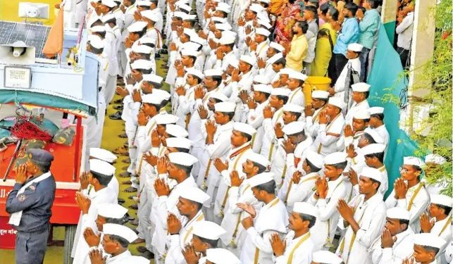 शेगावीच्या राणाचे उळेगावात आगमन ; पालखीवर फुलांचा वर्षाव, रांगोळीच्या पायघड्या.