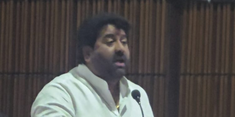 १४ बस, १०२ कामगार नेमके कुठे?; स्थायी समितीत चेतन नरोटे आक्रमक