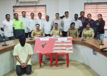 गावठी पिस्तूल, काडतुसे अन् साडेपाच लाखांची रोकड जप्त ; एमआयडीसी पोलिसांची  कारवाई