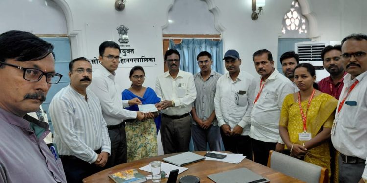 महापालिका शिक्षण मंडळातील अधिकारी, कर्मचारी व शिक्षकांचा स्तुत्य उपक्रम