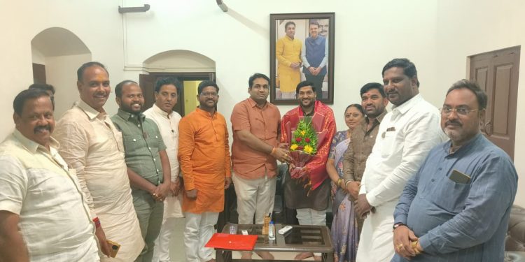विक्रमी ठरावांमुळे ; महापौर कोंड्यालांचा आमदार कोठेंकडून सत्कार
