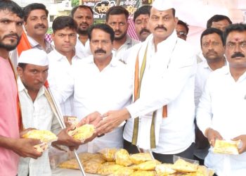 भक्तीच्या वाटेवर वारकऱ्यांची सेवा हेच आमचे कर्तव्य’ ;माजी आमदार संजय शिंदे;
