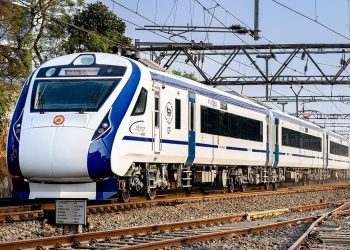 दरडी कोसळल्याने रेल्वे वाहतूक प्रभावित; वंदे भारतची सेवा कायम