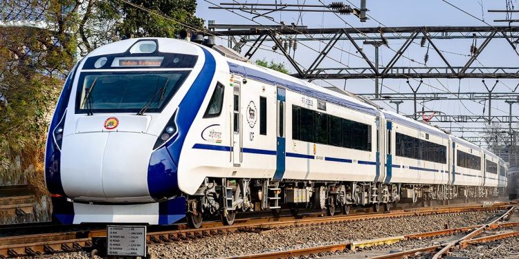 दरडी कोसळल्याने रेल्वे वाहतूक प्रभावित; वंदे भारतची सेवा कायम
