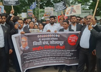 दिल्लीतील लाठीचार्जच्या निषेधार्थ सोलापुरात ४०० वकिलांचा एल्गार