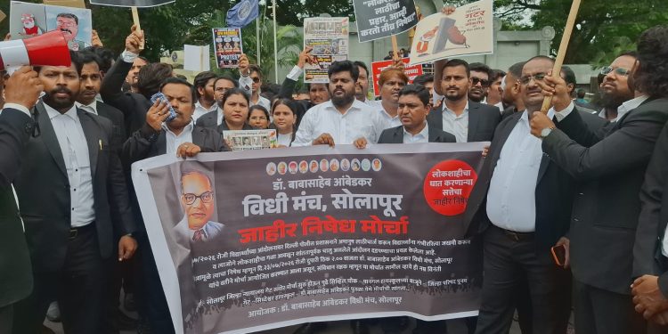 दिल्लीतील लाठीचार्जच्या निषेधार्थ सोलापुरात ४०० वकिलांचा एल्गार