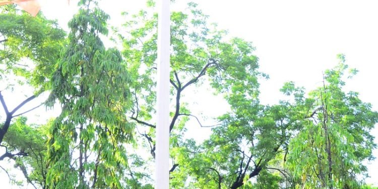 जिल्हा परिषदेत ; अध्यक्ष दीपक वैद्य यांच्या हस्ते ध्वजारोहण संप्पन