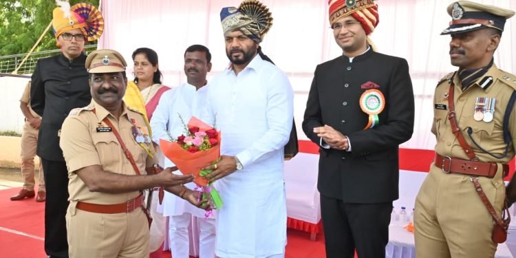 पोलीस, विद्यार्थी अन् खेळाडूंचा ; स्वातंत्र्यदिनी पालकमंत्र्यांच्या हस्ते सन्मान