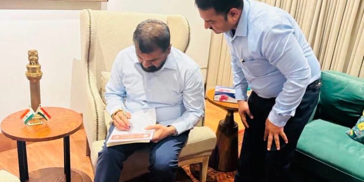 शिक्षकांच्या मागण्यांसाठी मंगेश चिवटेंचा दिल्लीत पाठपुरावा..