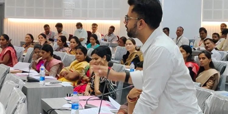 ‘दप्तर जपा, इमारती तपासा अन् रिक्त पदे भरा’; पृथ्वीराज माने  यांचा प्रशासनाला दणका!