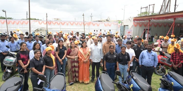 चव्हाण ऑटोमोबाईल्सकडून १५१ इलेक्ट्रिक वाहनांचे वितरण; ग्राहकांचा उत्स्फूर्त प्रतिसाद