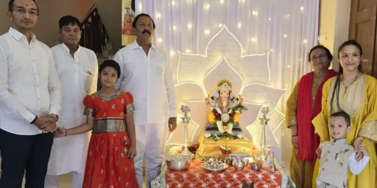 आमदार विजयकुमार देशमुखांच्या घरी गणराय विराजमान!