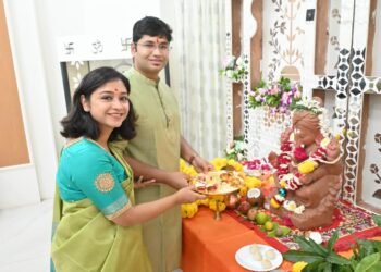 जिल्हाधिकारी कार्तिकेयन यांच्या निवासस्थानी गणरायाची प्रतिष्ठापना
