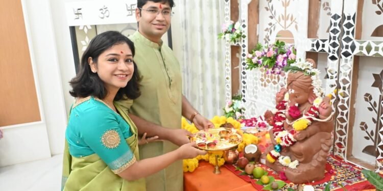 जिल्हाधिकारी कार्तिकेयन यांच्या निवासस्थानी गणरायाची प्रतिष्ठापना