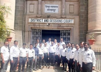 काळ्या फिती, वाढता संताप; न्यायालयीन कर्मचाऱ्यांचा शासनाला इशारा