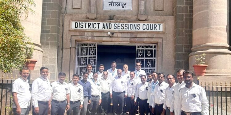 काळ्या फिती, वाढता संताप; न्यायालयीन कर्मचाऱ्यांचा शासनाला इशारा