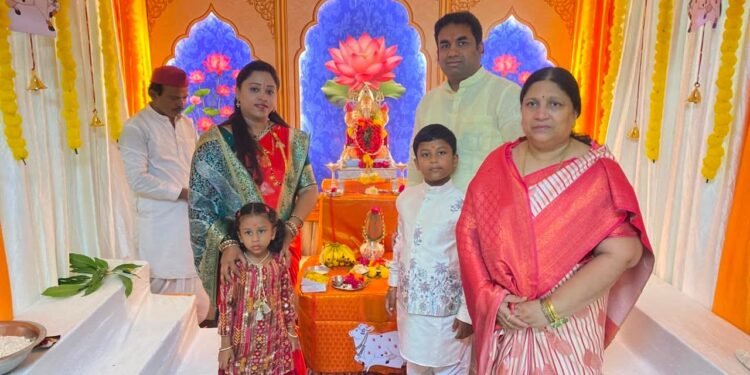 आमदार देवेंद्र कोठेच्या ‘राधाश्री’वर गणरायाची  प्रतिष्ठापना