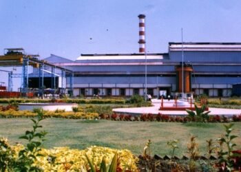 शेतकरी कर्जासाठी वणवण : मोठ्या संस्थांना कोट्यावधीची कर्ज जिल्हा बँकेच्या सभेत सवाल..