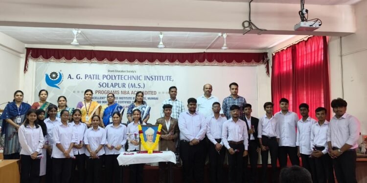 विद्यार्थी बनले शिक्षक; अनुभवला अध्यापनाचा ‘एक तास’