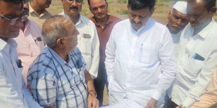 गाव विकण्याची वेळ का आली? तुळशीच्या व्यथांना सुभाषबापूंची भेट!
