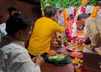 ‘बळीराजा सुखी होऊ दे!’ आई यमाईच्या चरणी सुभाषबापूंचे साकडे..!