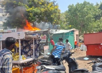 डी-मार्ट परिसरातील आगीच्या घटनेत नगरसेवक दीपक जमादार यांची तत्परता!
