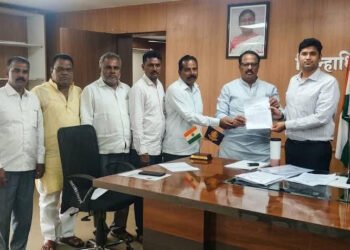 चिंचपूर बंधाऱ्यात ठणठणाट; पाण्यासाठी शेतकऱ्यांची जिल्हाधिकाऱ्यांकडे धाव!