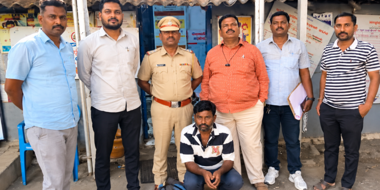 रेल्वे स्थानकावर पर्स लांबवली; पण पोलिसांनी अखेर गाठलेच!