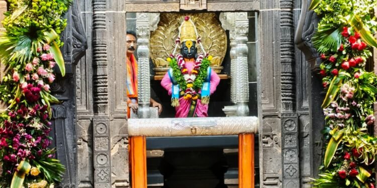 दसऱ्याला फुलांचा शाही थाट; विठुरायाचा दरबार झाला रंगीबेरंगी!